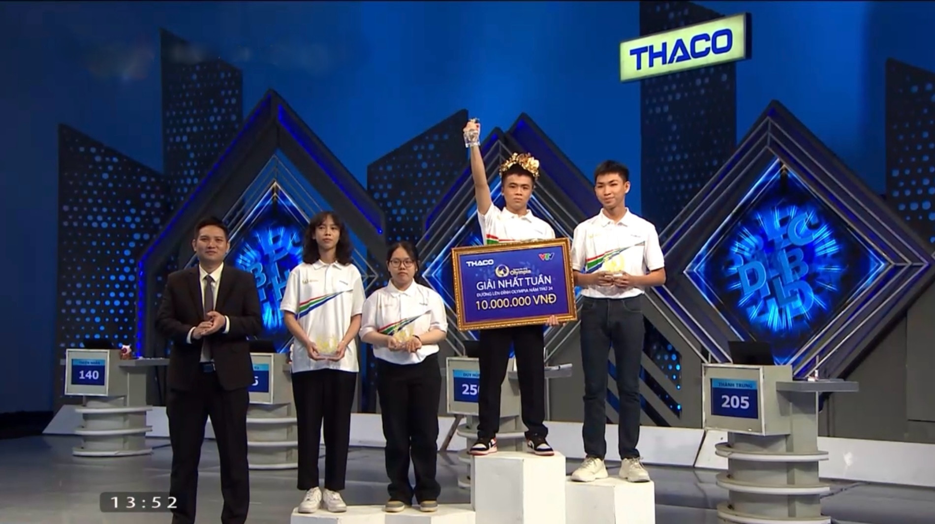 Phan Duy Hùng (THPT Sơn Tây, Hà Nội) giành vòng nguyệt quế.