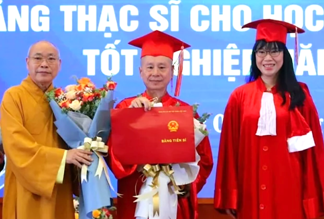 Ông Thích Chân Quang (giữa) nhận bằng tiến sĩ trường Đại học Luật Hà Nội.