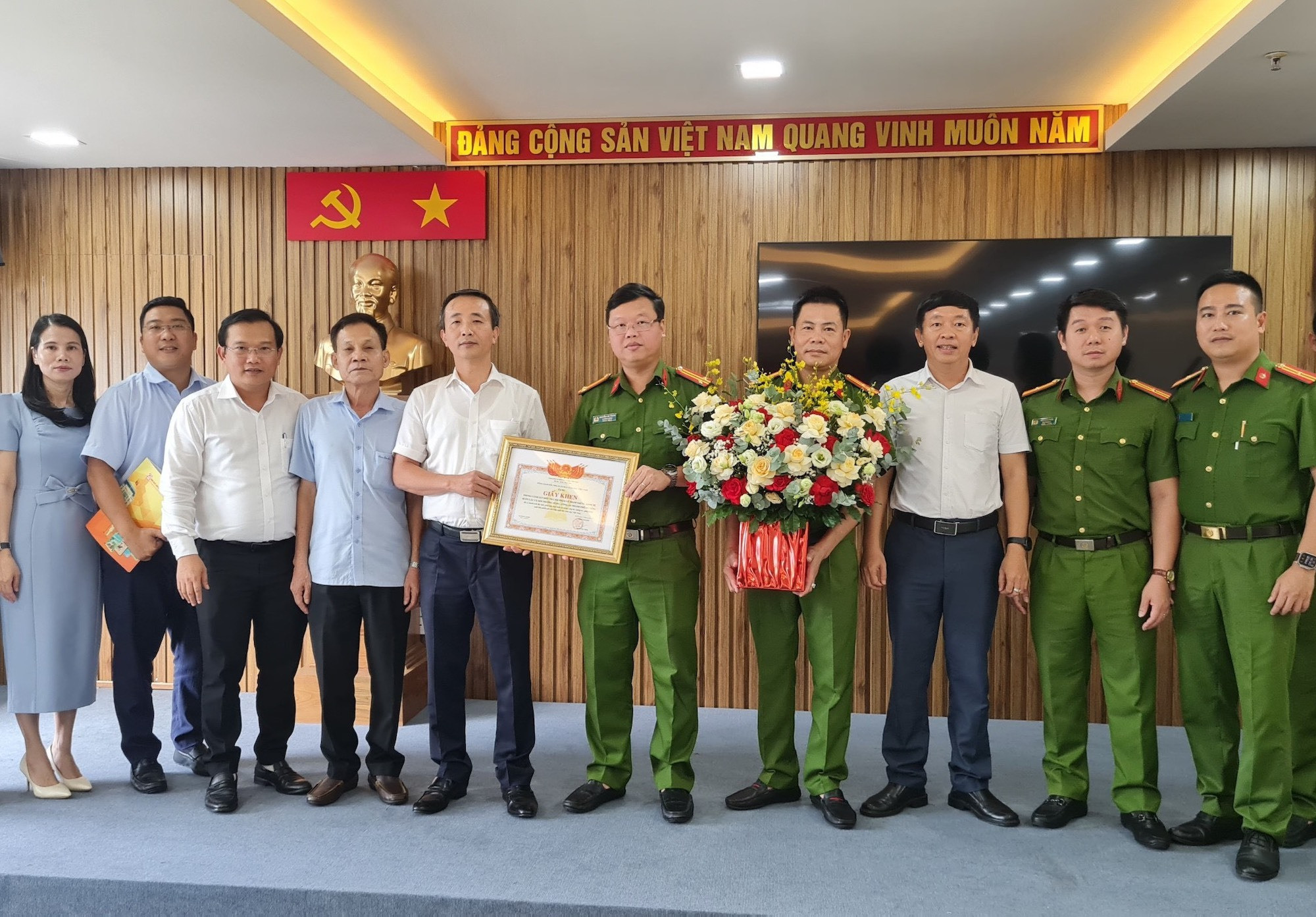 Đại diện Nhà xuất bản Giáo dục Việt Nam gửi tặng bằng khen của Bộ trưởng GD&ĐT tới công an Đà Nẵng.