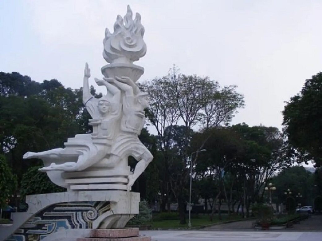 Công viên Lê Văn Tám trưng bày nhiều tượng đài làm tăng thêm cảnh sắc và vẻ đẹp nơi đây.
