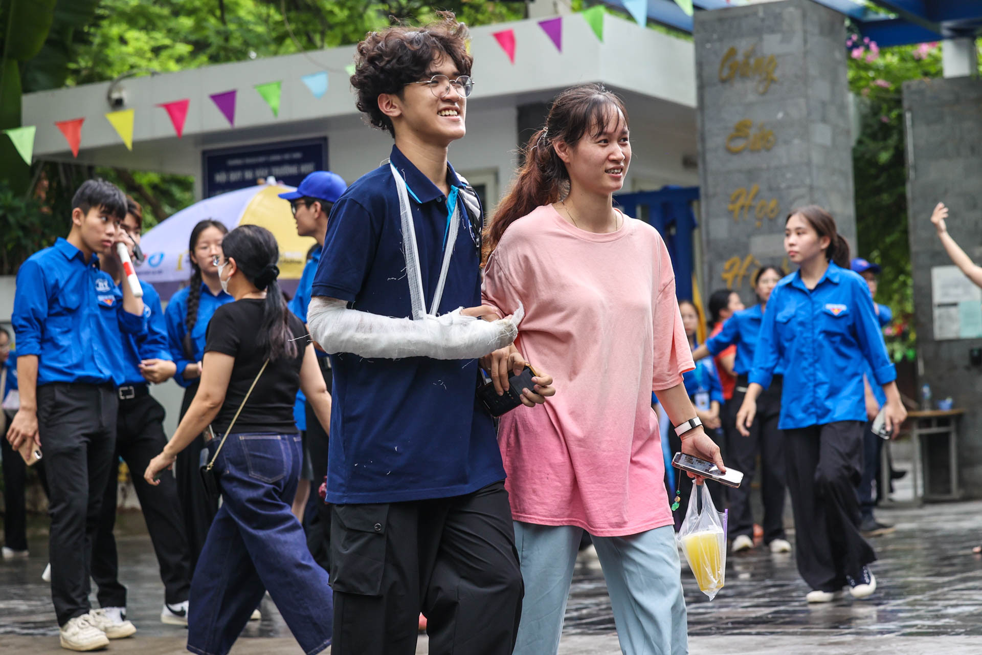 Anh Tuấn gãy tay, cố nén đau hoàn thành bài thi Văn 4 mặt giấy. (Ảnh: Chí Hiếu)