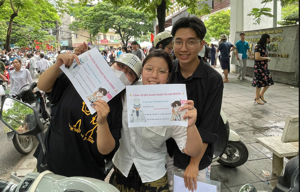 Nhóm bạn có mặt cả 2 ngày thi để cổ vũ sĩ tử 2006. (Ảnh: NVCC)