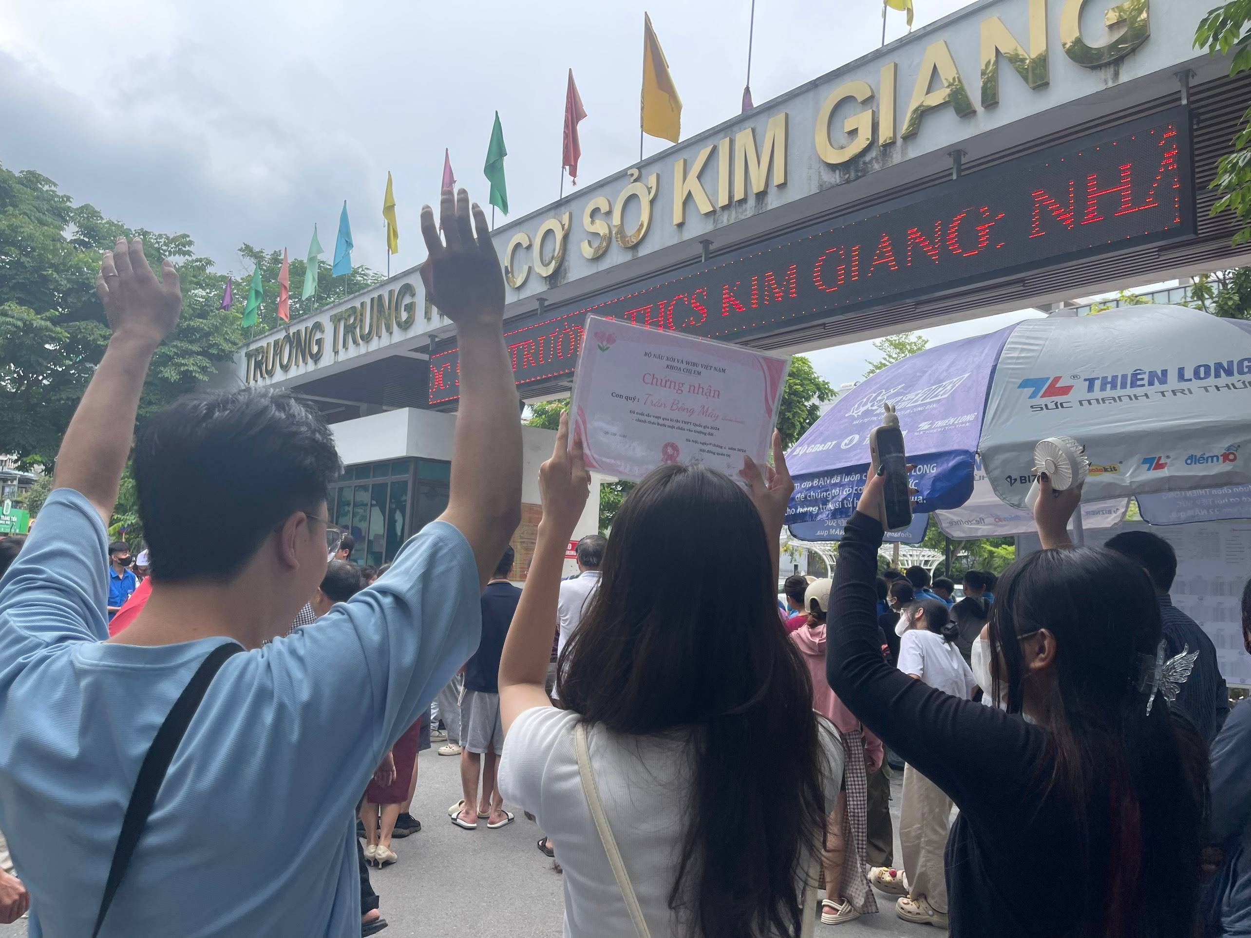 Nhóm bạn Khánh Ly, Thu Trang, Hoàng Long chờ đón bạn thân ra khỏi phòng thi. (Ảnh: Thu Trang)