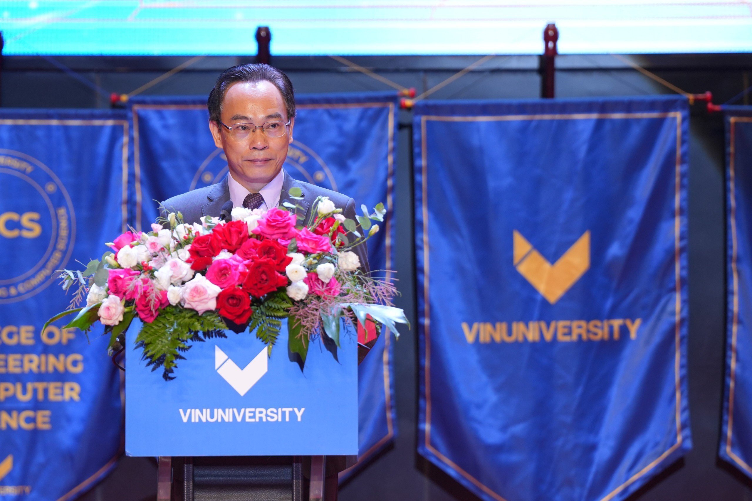 Ghi nhận sự đóng góp của một trường đại học tư thục dù còn non trẻ trong sự phát triển chung của giáo dục đại học Việt Nam, Thứ trưởng Bộ GD&ĐT, PGS.TS Hoàng Minh Sơn chúc mừng những thành quả mà VinUni đã đạt được.