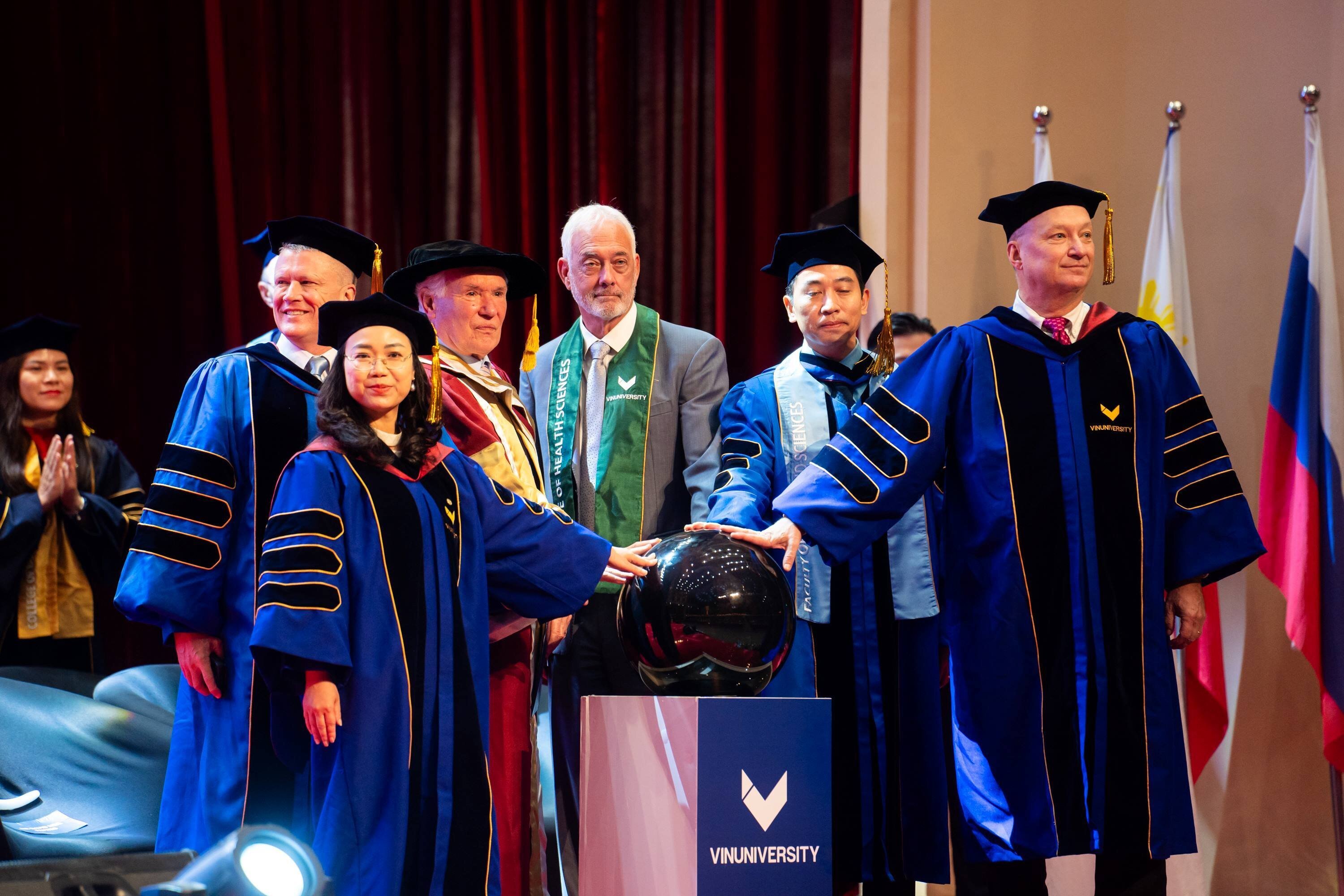 Tại Lễ tốt nghiệp, VinUni cũng chính thức cho ra mắt Mạng lưới Cựu Sinh viên VinUni với sự tham gia của tất cả các tân khoa.