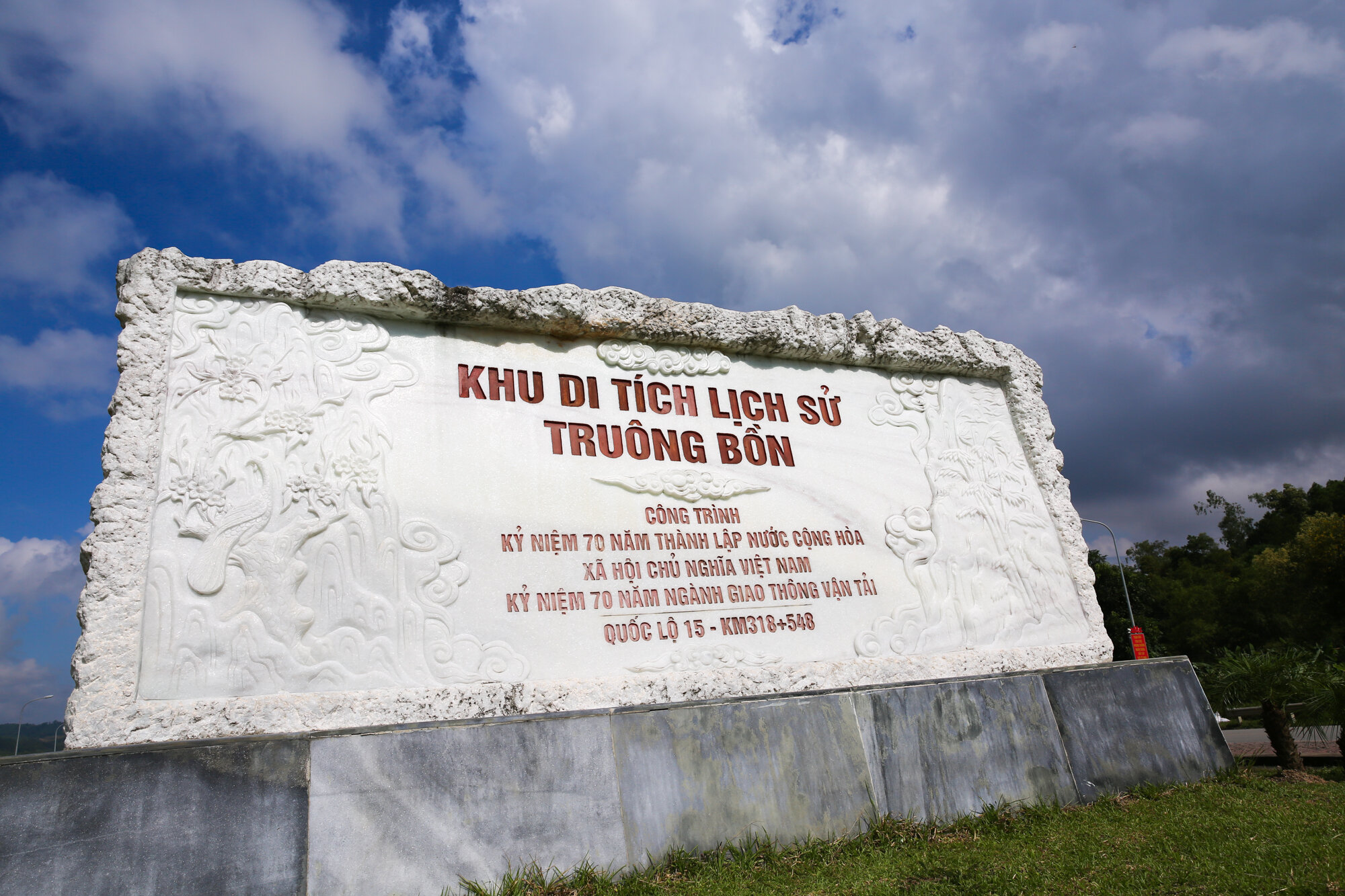 Khu di tích lịch sử Truông Bồn nằm ở vị trí địa lý thuận lợi, thu hút nhiều du khách ghé thăm. (Ảnh: Báo Nghệ An)