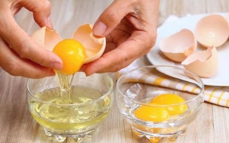 Đắp mặt nạ trứng gà mang đến nhiều lợi ích nhưng cần lưu ý. (Ảnh minh hoạ)