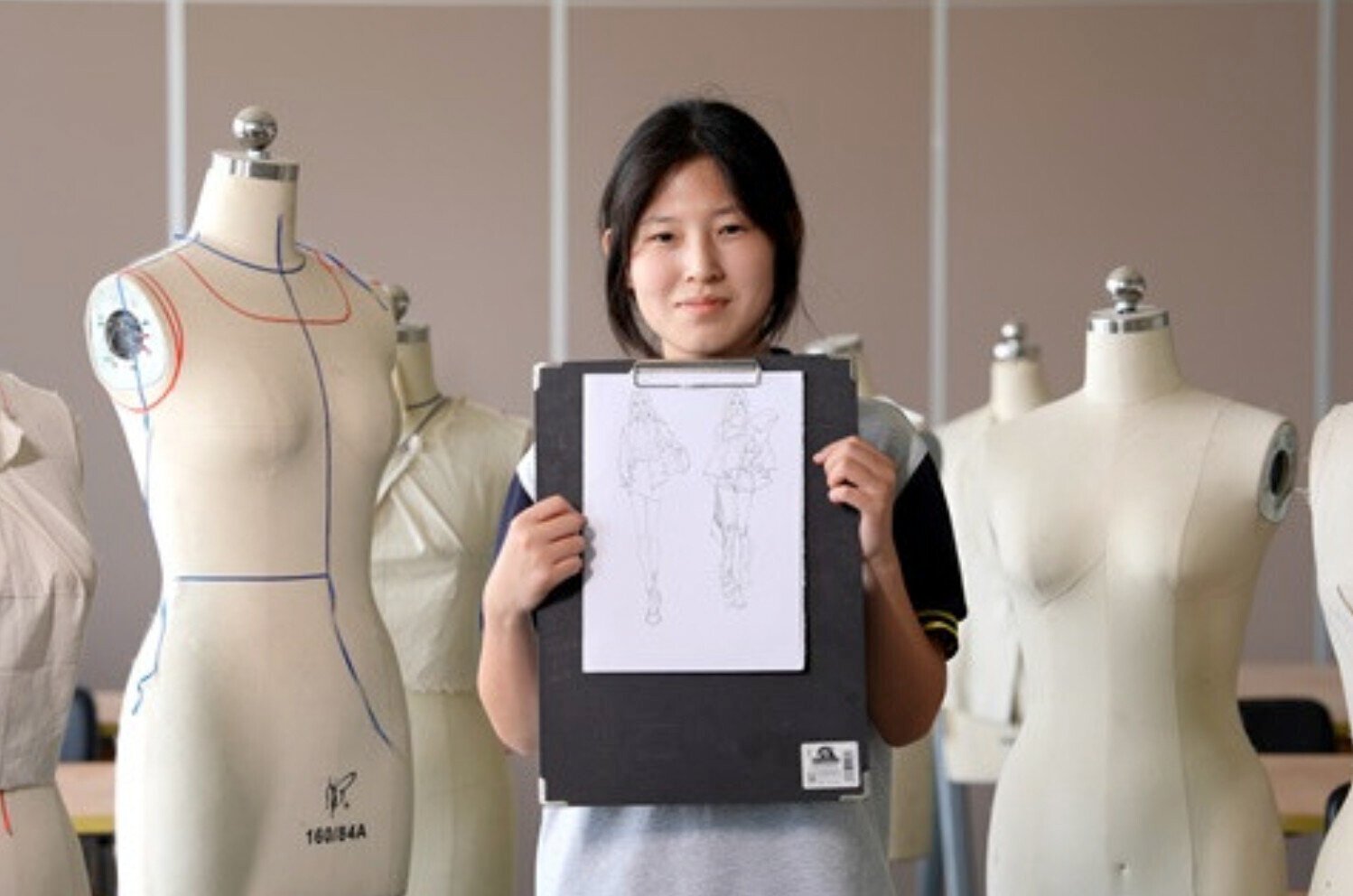 Nữ sinh 17 tuổi quyết tâm theo đuổi Toán học và thời trang. (Ảnh: Baidu)
