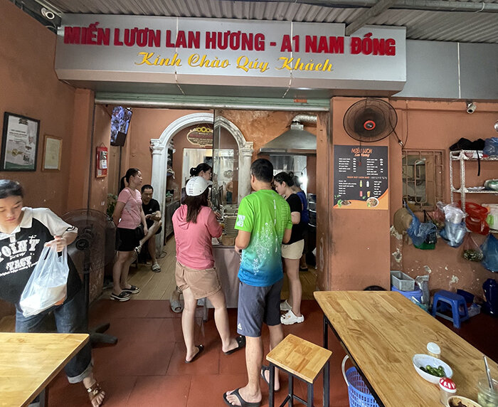 Hàng miến lươn có địa điểm rộng rãi nằm trong khu chợ Nam Đồng.