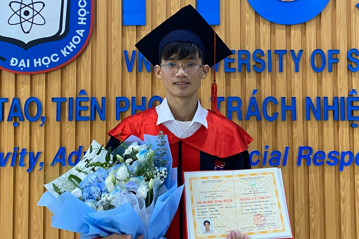 Em Nguyễn Văn Phú là thủ khoa đầu ra toàn khóa của trường Đại học Khoa học Tự nhiên. (Ảnh: NVCC)