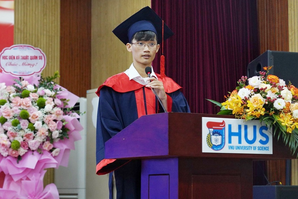 Nguyễn Văn Phú thay mặt sinh viên phát biểu tại lễ tốt nghiệp. (Ảnh: NVCC)