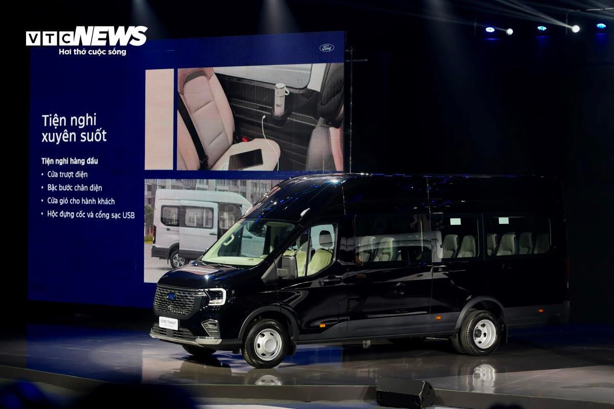 Ford Transit Premium+ với thiết kế 18 chỗ và lốp kép phía sau mang đến trải nghiệm khác lạ.