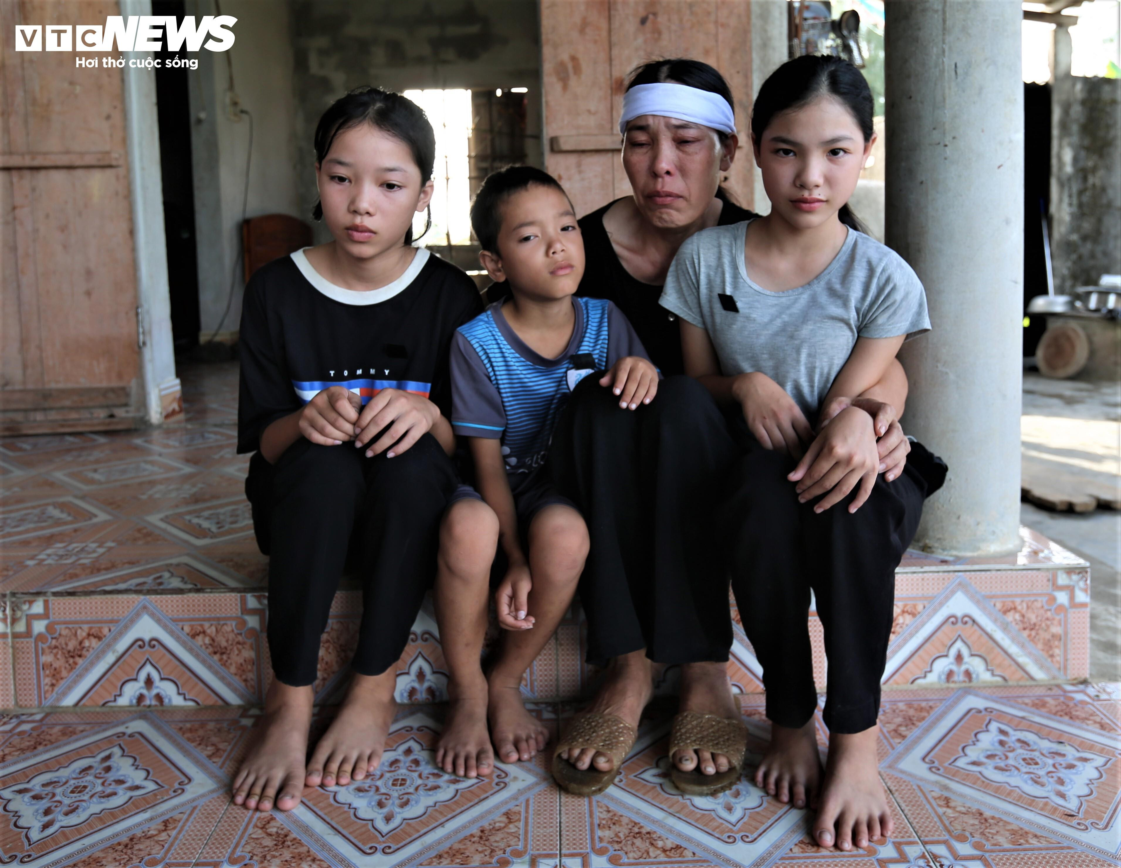 Chồng mất để lại 3 con nhỏ và người cha già khiến chị Lộc rơi vào cảnh túng quẫn. (Ảnh: Trọng Tùng)