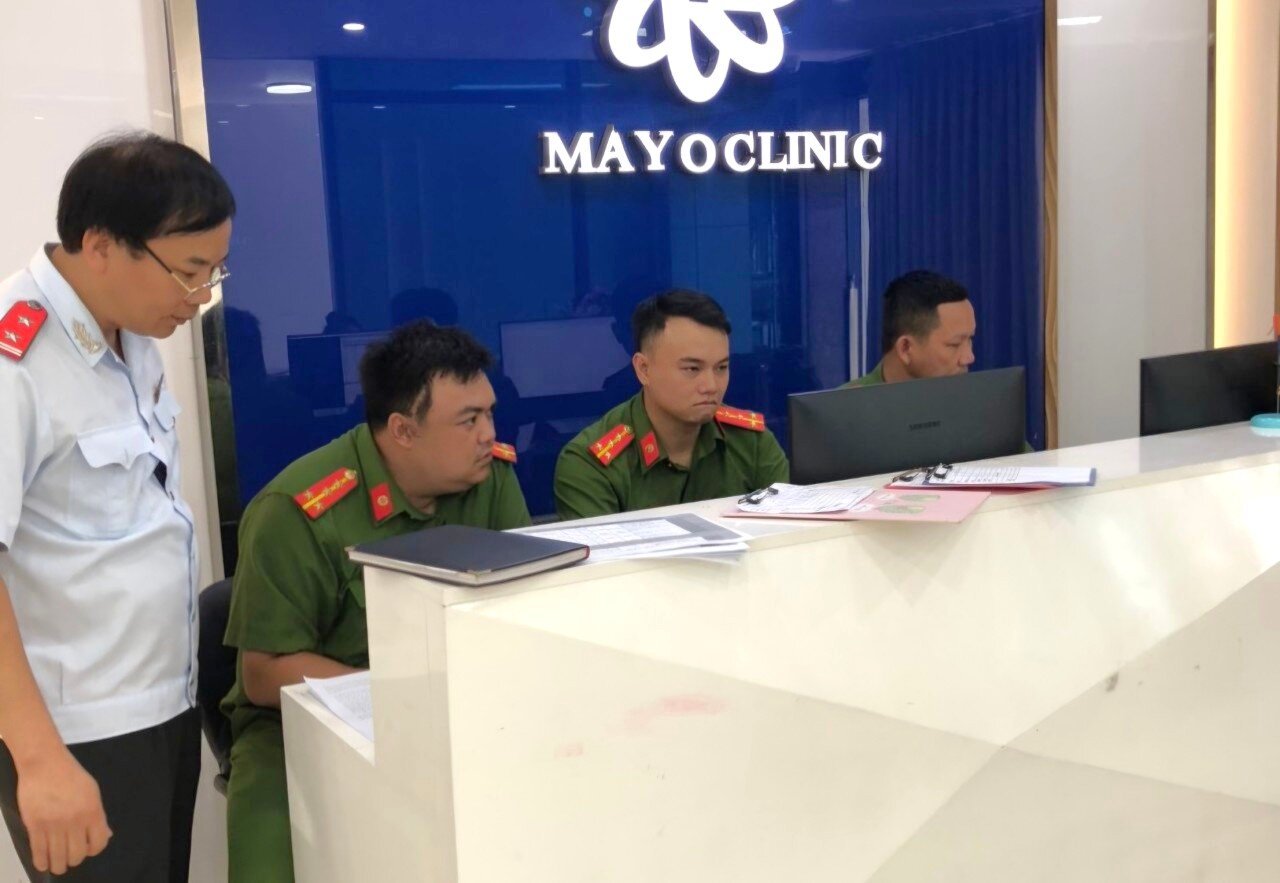 Công an TP Vinh và Thanh tra Sở Y tế Nghệ An kiểm tra Thẩm mỹ Mayo Clinic sau khi khách hàng tố cáo sai phạm cơ sở này.