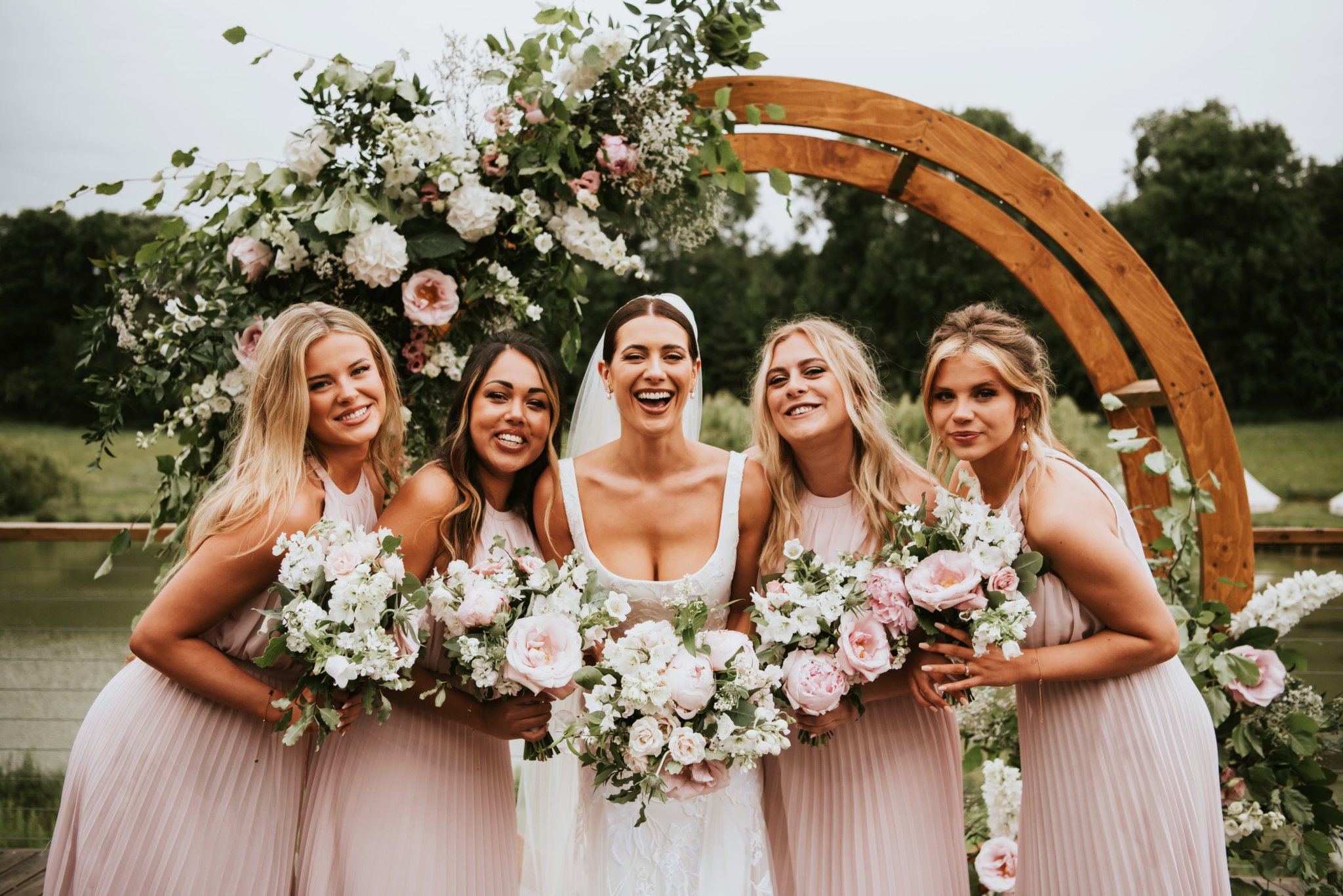 Vì sao phải có phù dâu trong lễ cưới? (Ảnh: Brides)