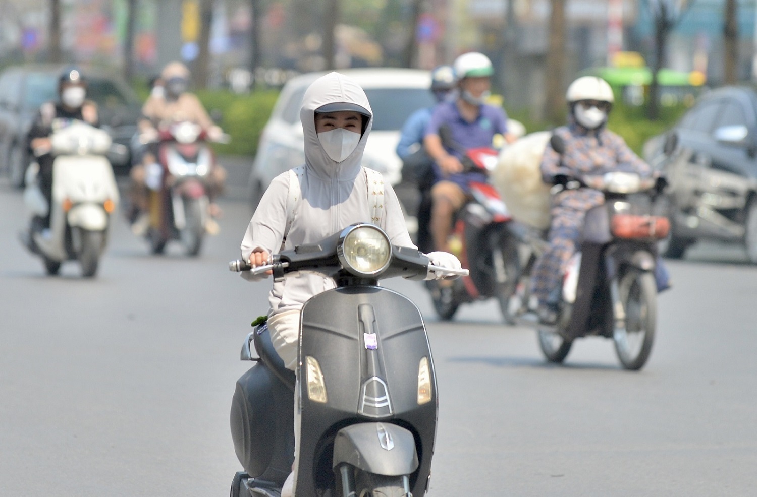 Hạn chế đi xe máy vào lúc đỉnh điểm nắng nóng. (Ảnh minh họa: Báo Công thương).