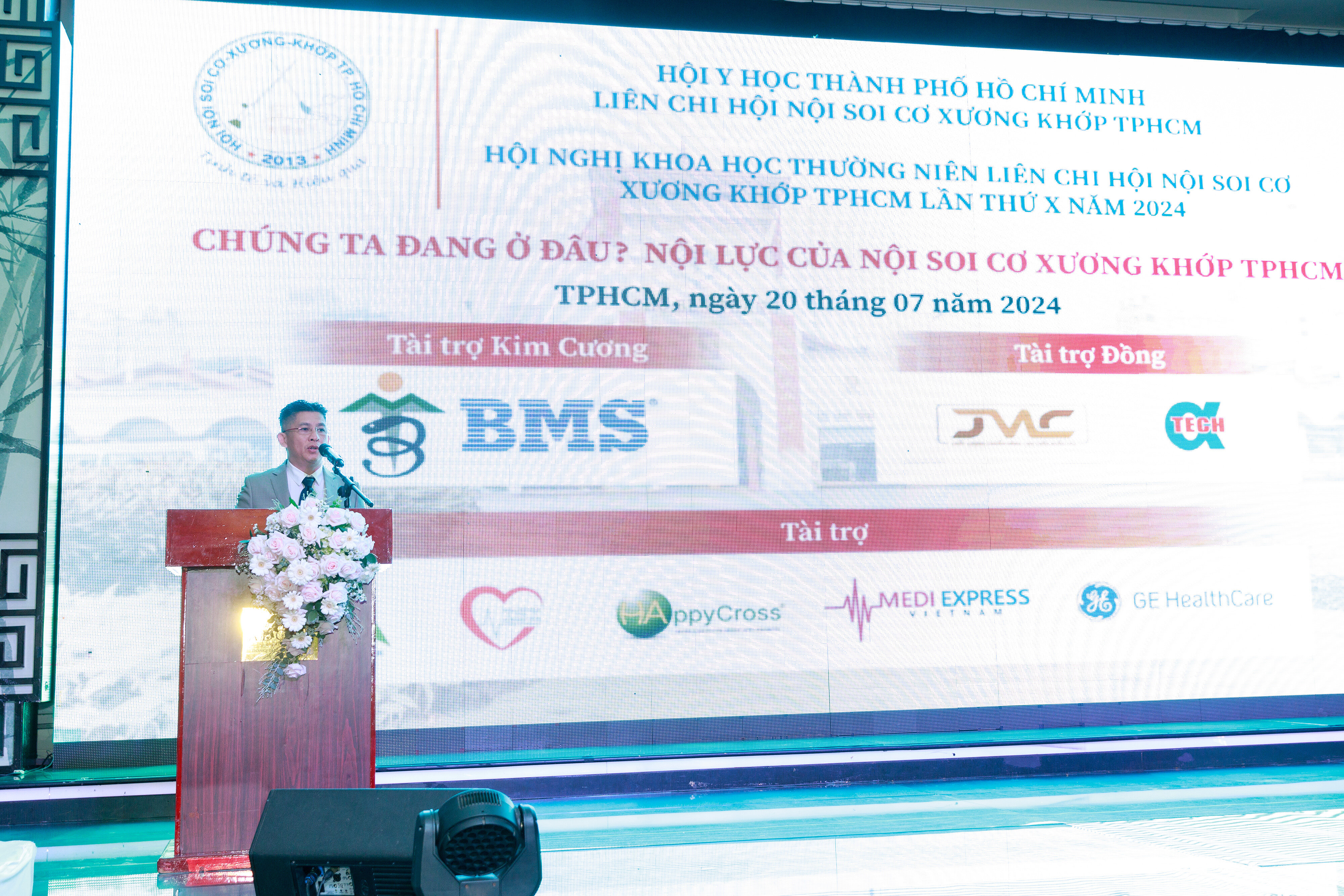 Bác sĩ chuyên khoa 2 Trần Đăng Khoa, Trưởng khoa chi dưới Bệnh viện Chấn thương chỉnh hình TP.HCM -Chủ tịch Liên chi hội Cơ Xương Khớp TP.HCM, phát biểu khai mạc hội nghị thường niên lần 10. (Ảnh: BTC)