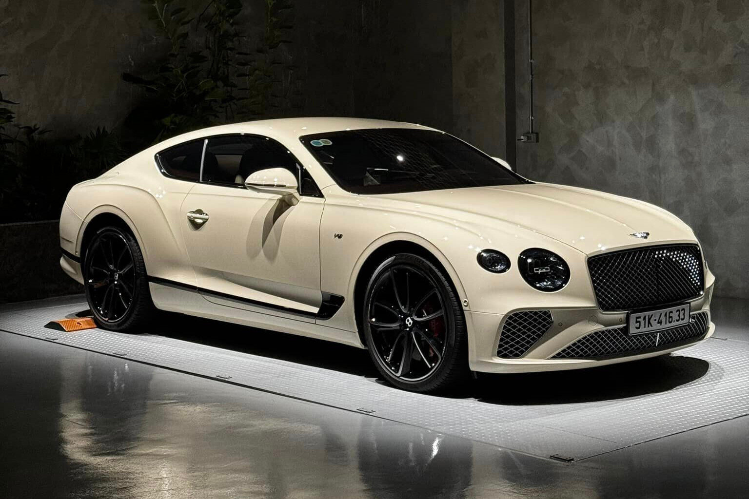 Bentley Continental GT V8 trong gara của Cường 