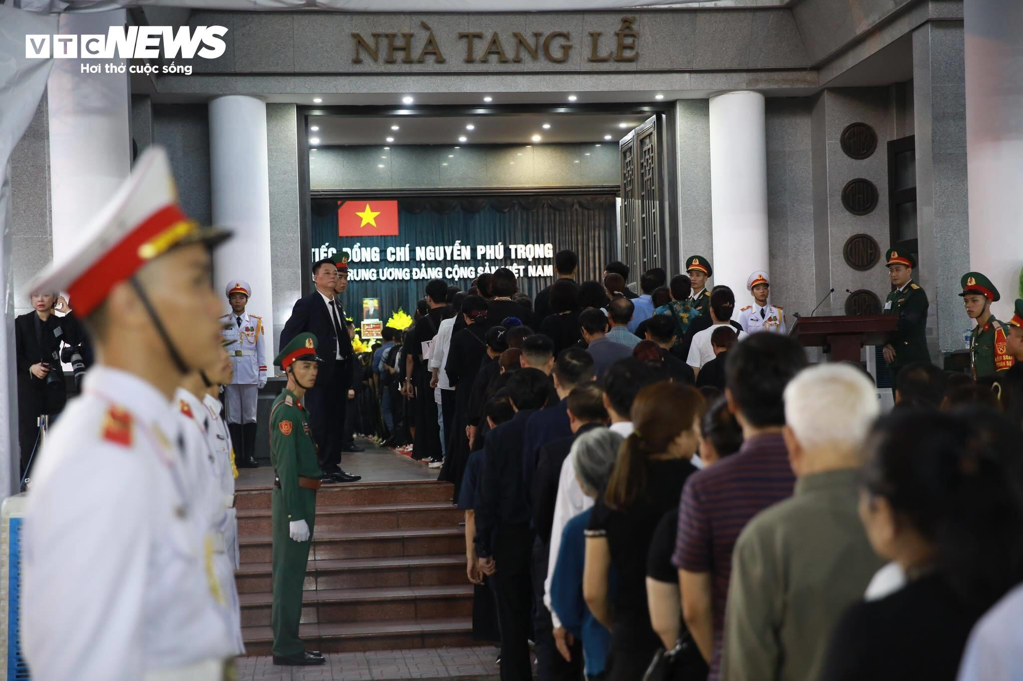 Dòng người tiến vào bên trong nhà tang lễ, tiễn biệt Tổng Bí thư Nguyễn Phú Trọng và gửi lời chia buồn tới gia đình Tổng Bí thư.