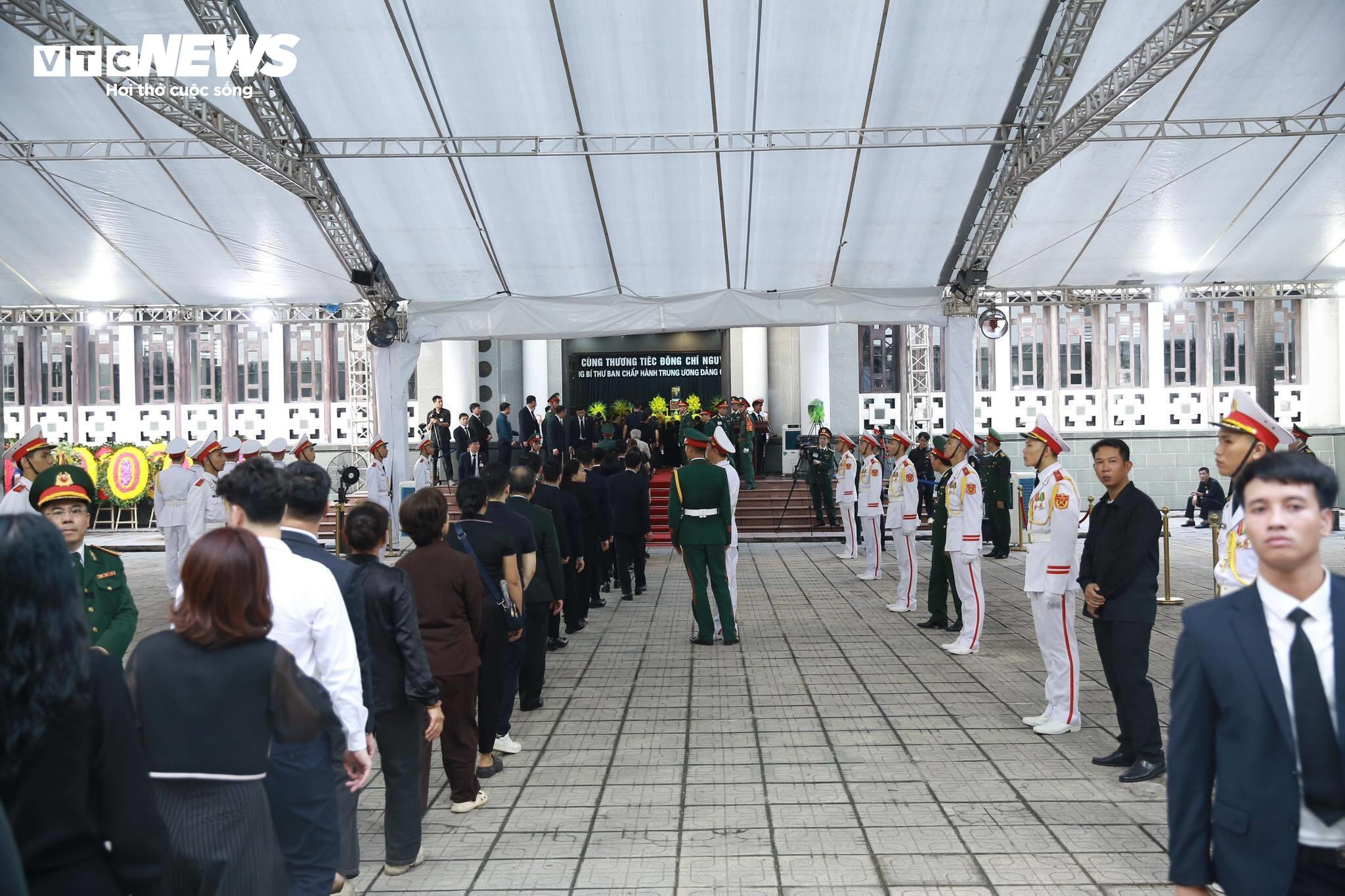 Toàn cảnh sân nhà tang lễ, người dân xếp hàng ngay ngắn chờ vào viếng.