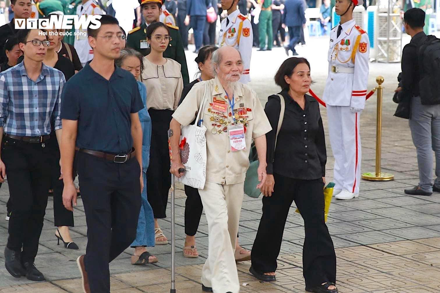 Trong sân nhà tang lễ, người dân xếp thành hàng lần lượt vào viếng.