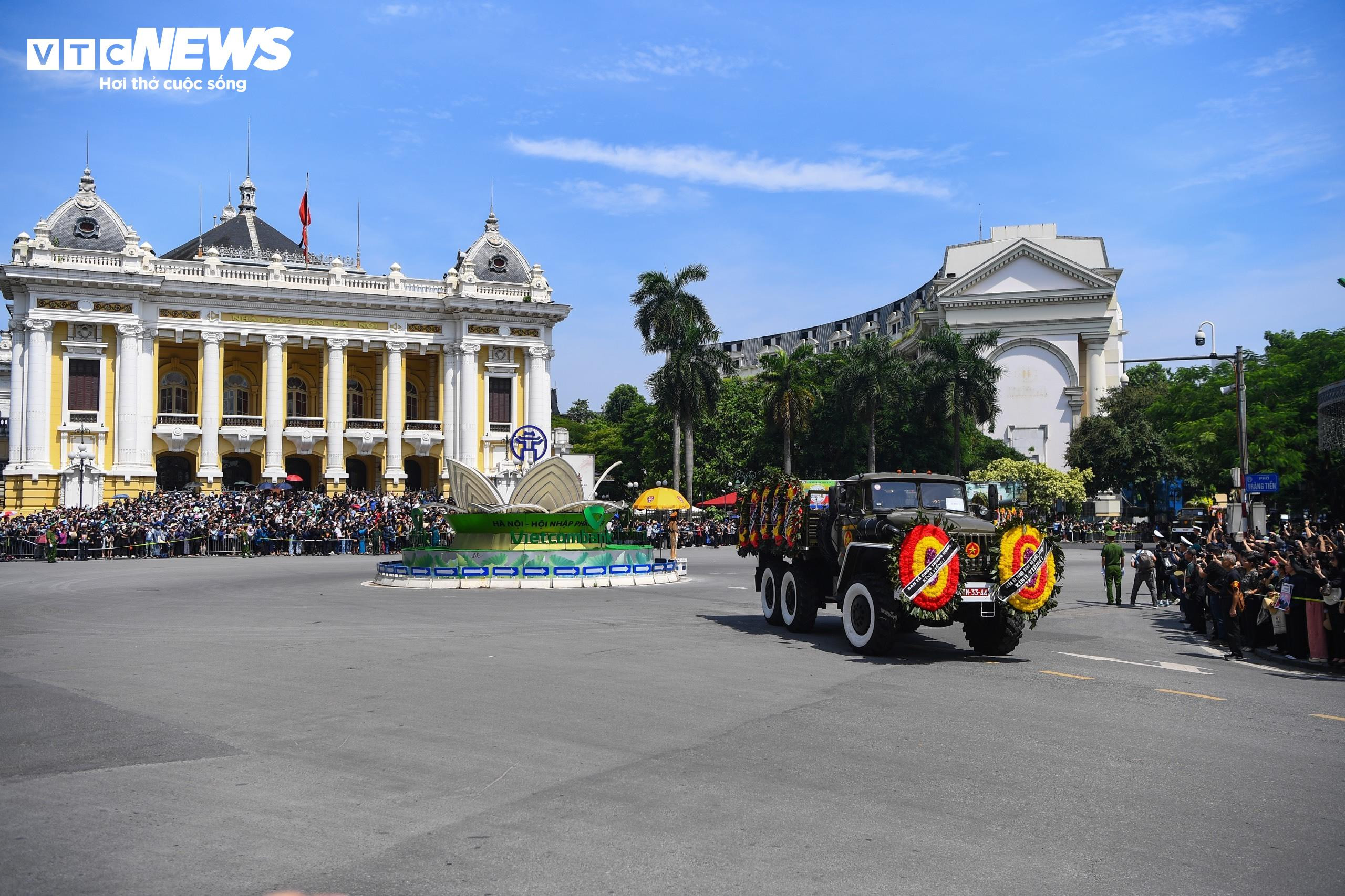 Đoàn xe đưa linh cữu của Tổng Bí thư Nguyễn Phú Trọng chầm chậm đi qua Nhà hát Lớn Hà Nội. (Ảnh: Đức Anh)