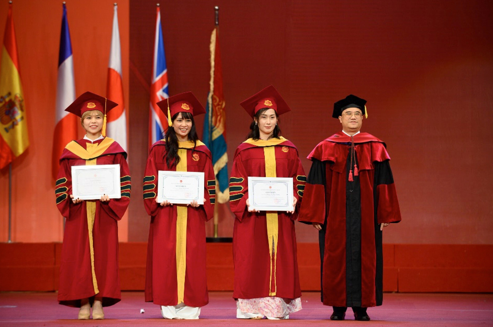 PGS.TS Nguyễn Trúc Lê trao giấy khen cho các gương mặt có thành tích xuất sắc.