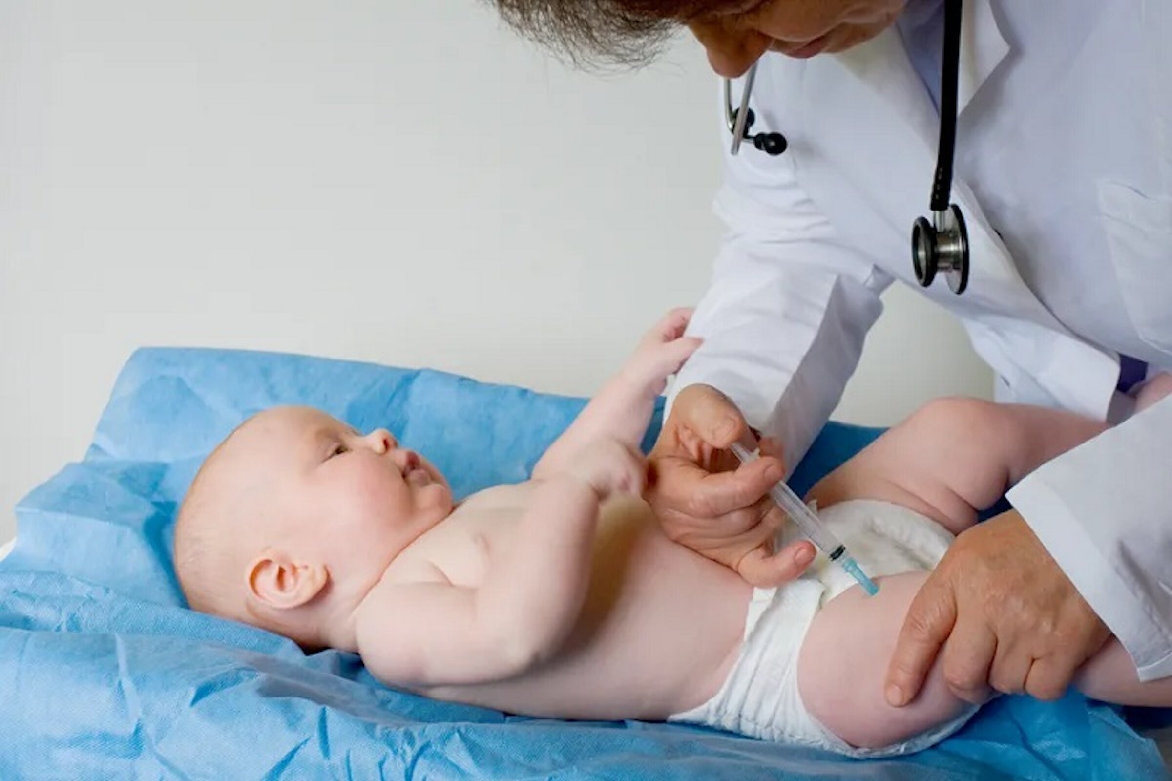 Tiêm vaccine giúp bảo vệ sức khỏe cho trẻ. (Ảnh minh họa)