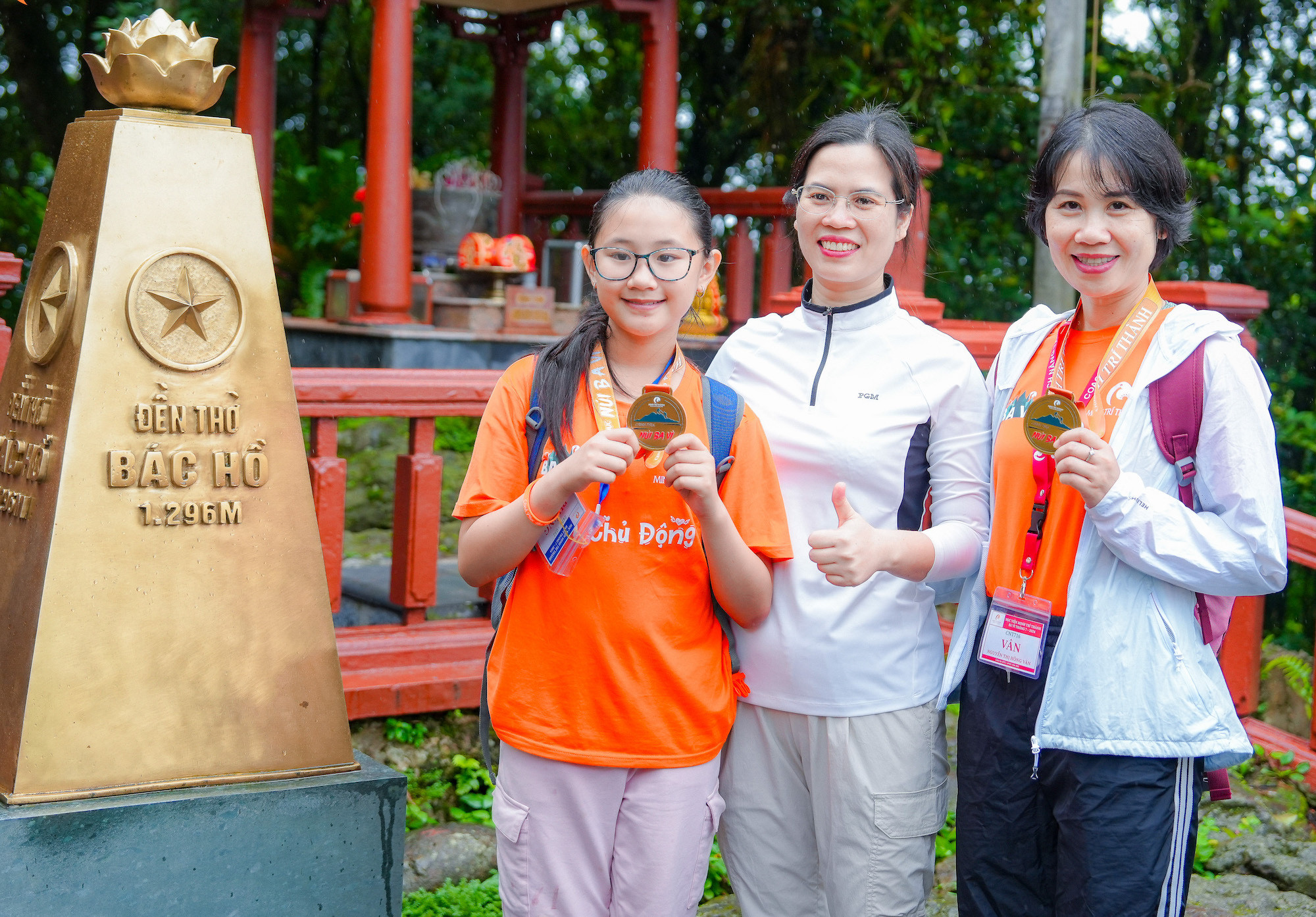 Chị Thanh Vân (ngoài cùng bên phải) và con gái Mika Phùng chụp ảnh trên đỉnh núi Ba Vì.