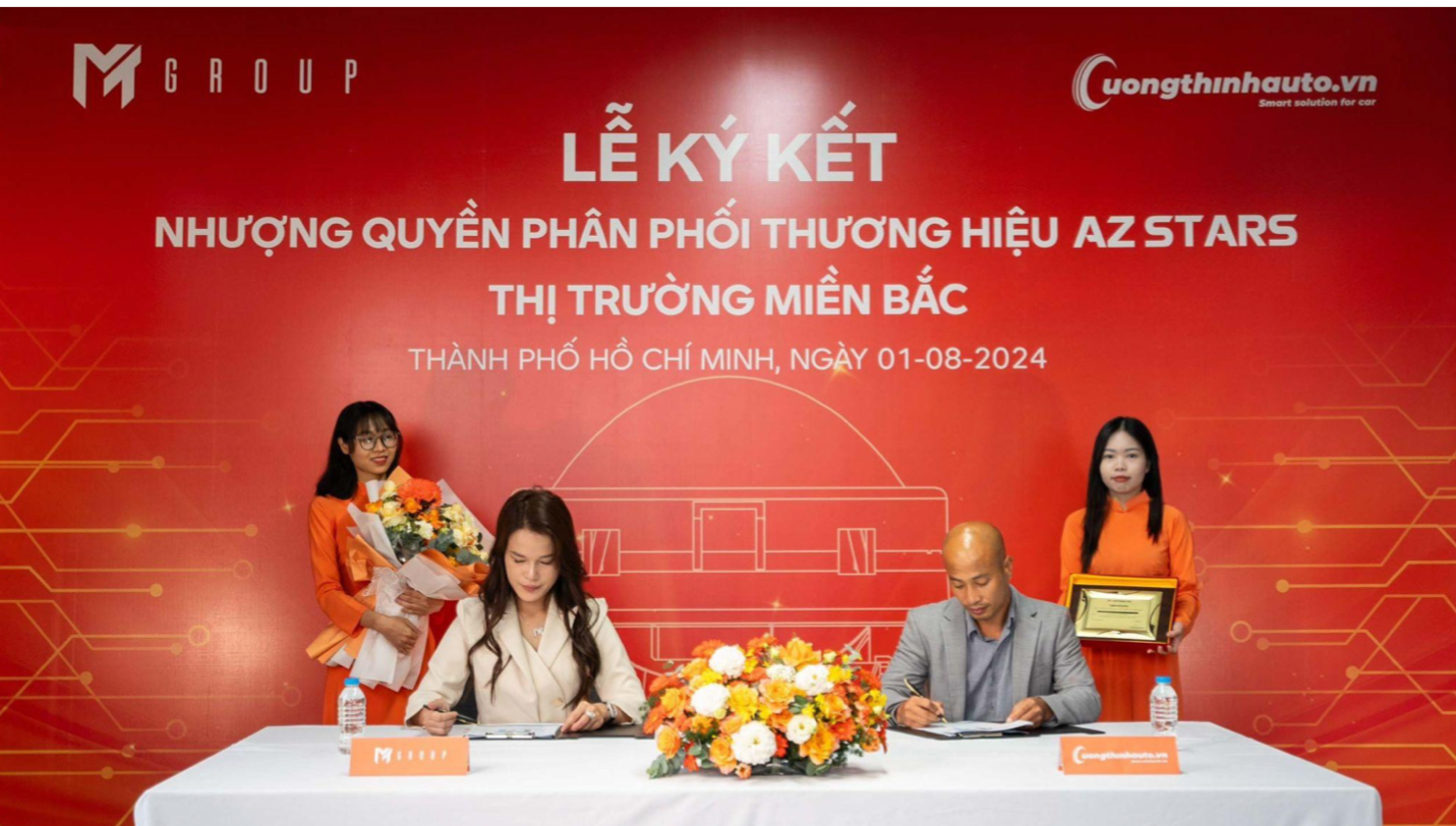 Lãnh đạo MT GROUP - bà Phùng Thị Quỳnh Anh (trái) và ông Đinh Văn Cường (phải) - Giám đốc Công ty Cường Thịnh Auto, tại buổi ký kết nhượng quyền phân phối thương hiệu AZ STARS.