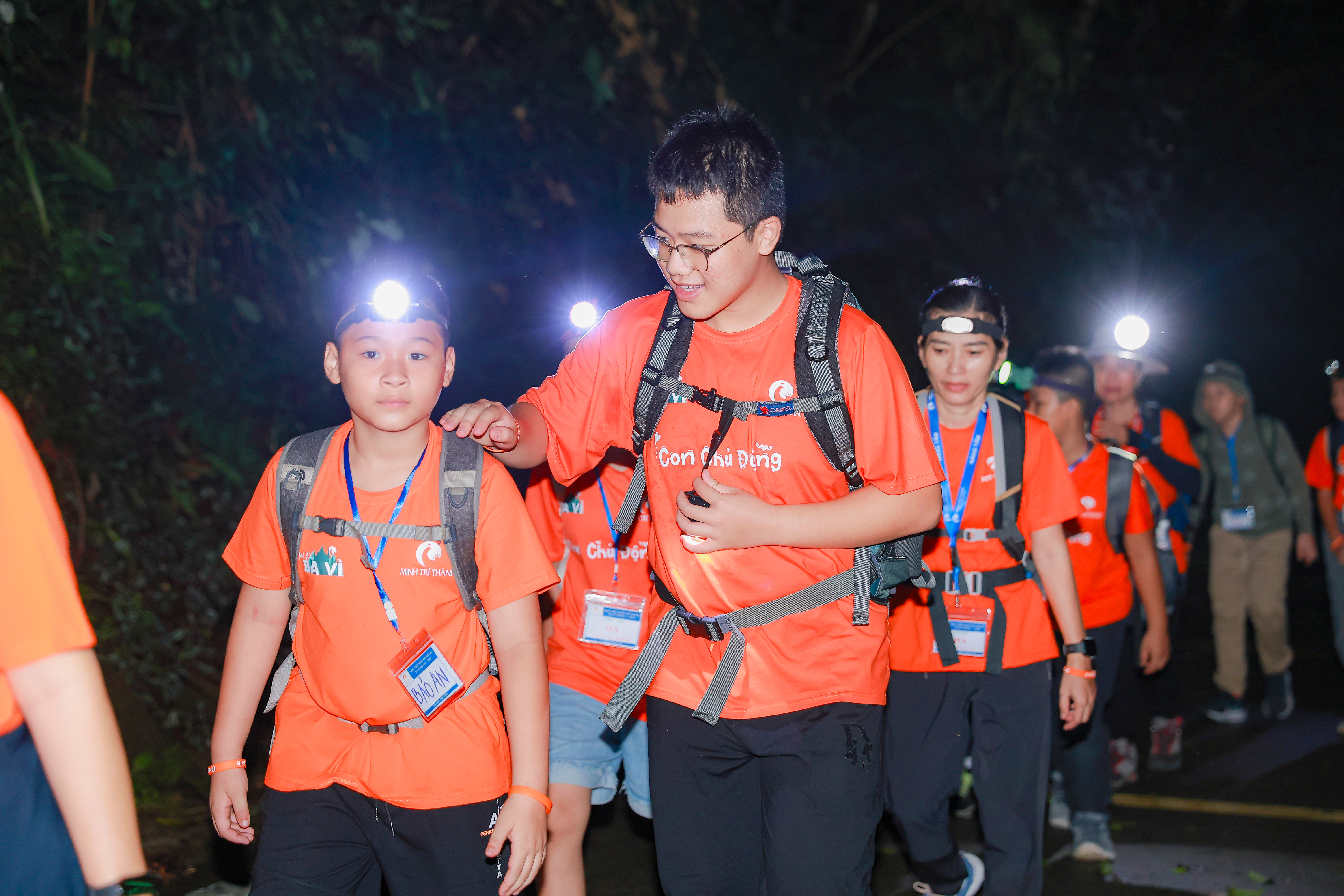 Các học sinh tham gia hoạt động leo núi Ba Vì, Hà Nội.