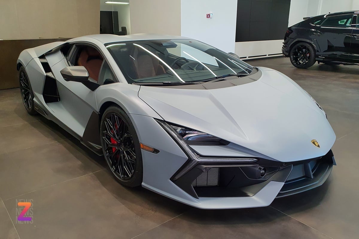 Lamborghini Revuelto cũng từng được giới thiệu tại Việt Nam vào tháng 3/2024 với mức giá từ 44 tỷ đồng. Nhiều nhà sưu tập xe như ông Phạm Trần Nhật Minh (Minh Nhựa) và Hoàng Kim Khánh đã tỏ ý quan tâm đến siêu xe hybrid này.