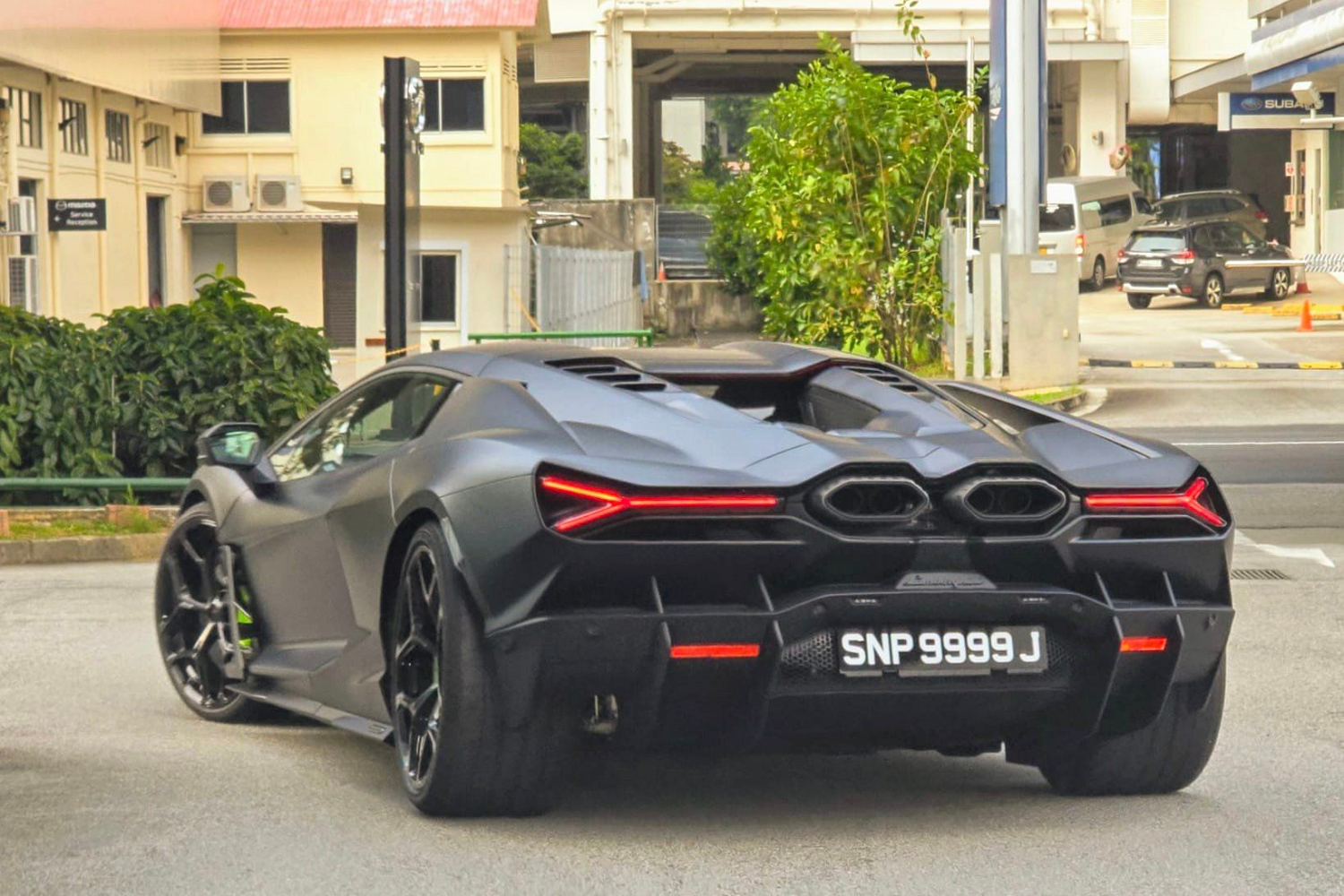 Chưa đầy 1 năm sau, những chiếc Lamborghini Revuelto đầu tiên đã xuất hiện và lăn bánh tại Singapore, nơi mẫu xe này có mức giá lên đến 1,9 triệu USD, cao hơn nhiều so với các quốc gia Đông Nam Á khác như Thái Lan hay Malaysia.