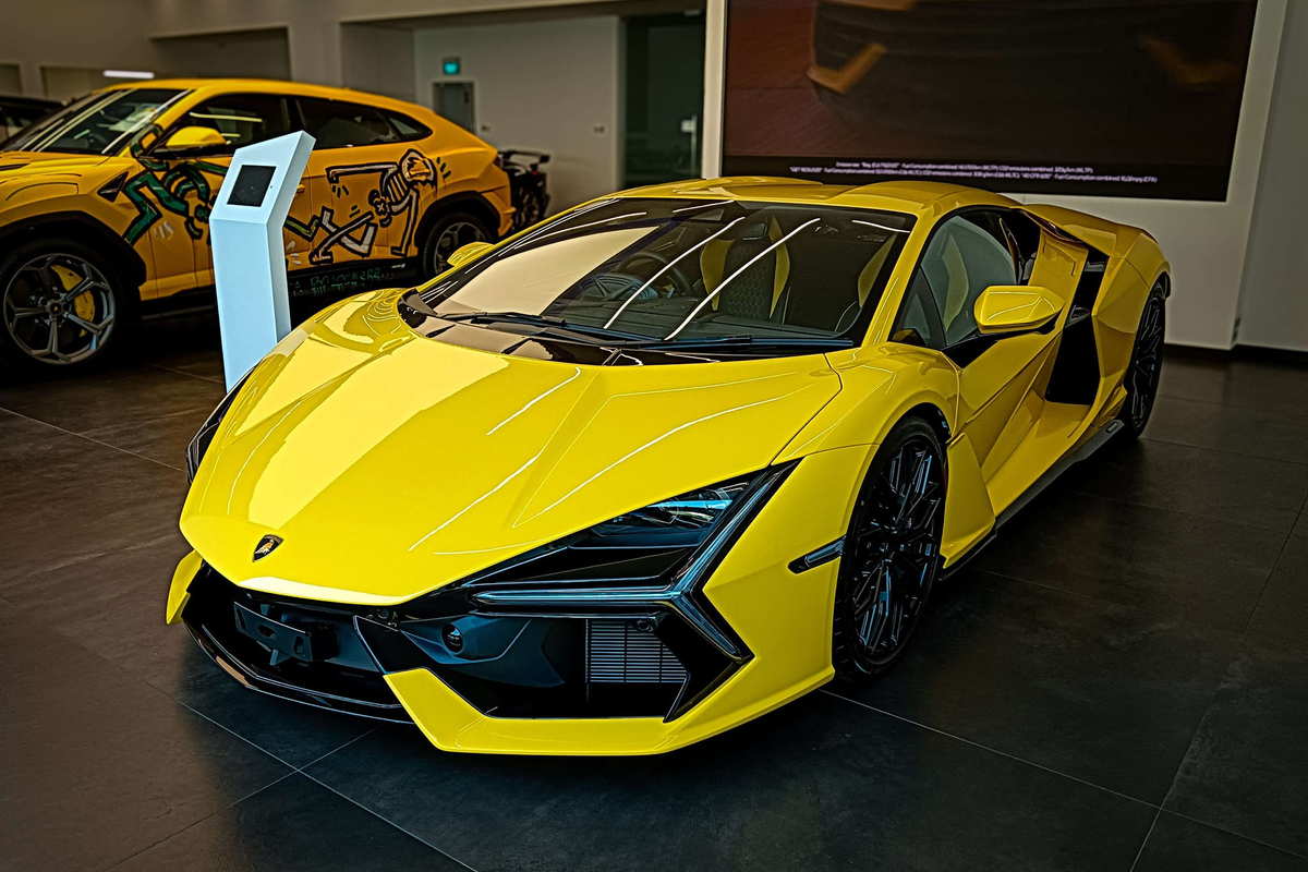 Nổi bật nhất là chiếc Lamborghini Revuelto có màu sơn vàng Giallo Inti bắt mắt, đi kèm bộ mâm đa chấu Triguero kích thước 20 inch ở cầu trước và 21 inch ở cầu sau.