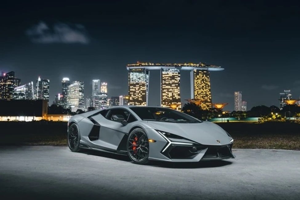 Ra mắt tại Singapore vào tháng 9/2023, Lamborghini Revuelto là siêu xe hybrid có nhiệm vụ thay thế cho đàn anh Aventador. Chiếc xe nhanh chóng chiếm được cảm tình của giới thượng lưu tại quốc gia này.