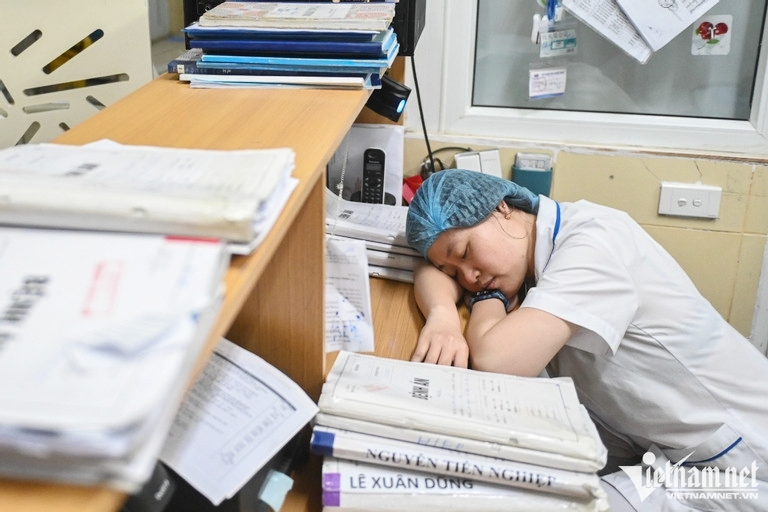 Thầy thuốc Bệnh viện K (Hà Nội) trong một ca trực đêm vất vả. (Ảnh: Thạch Thảo)