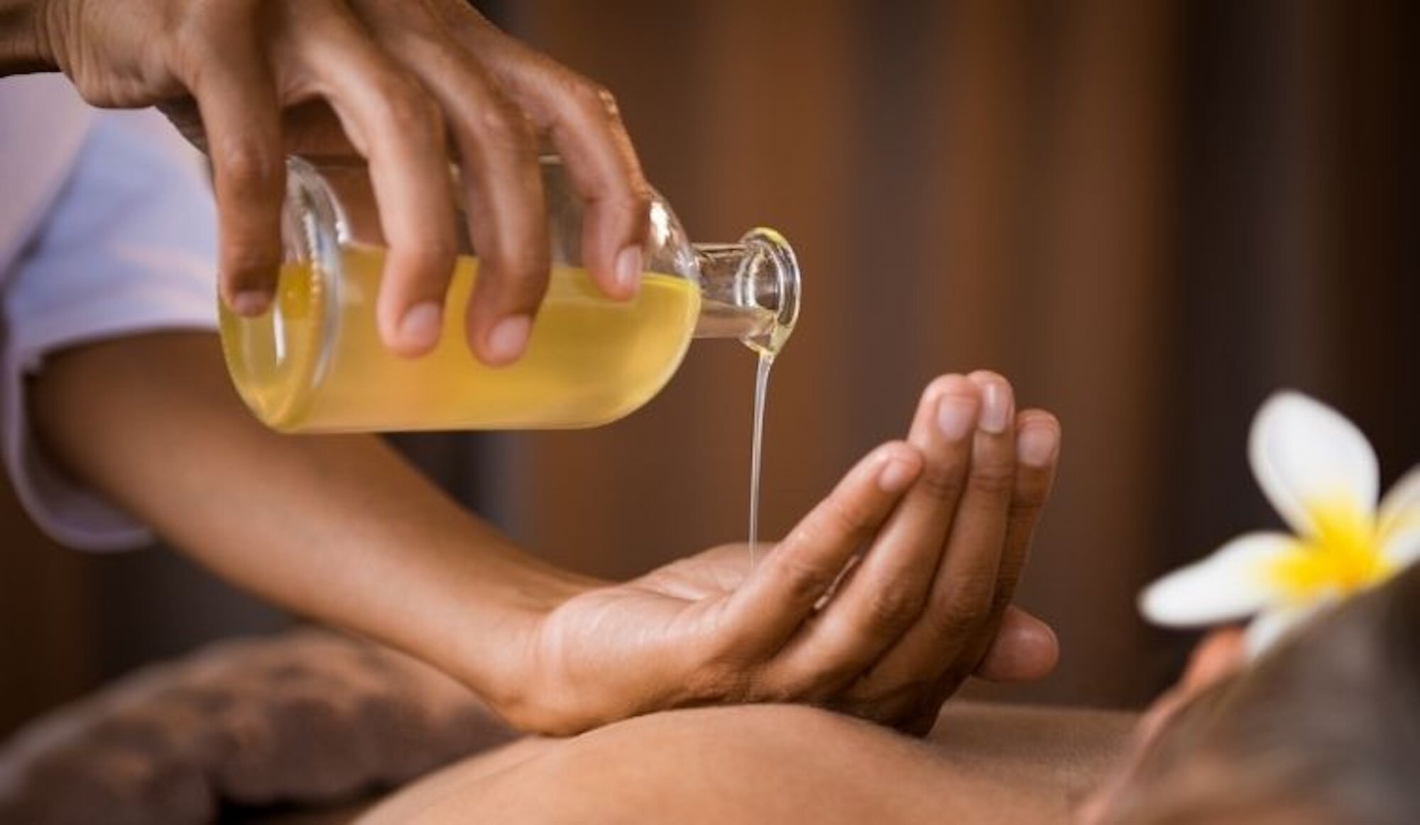 Thu hồi, tiêu huỷ mỹ phẩm dầu massage nhãn hàng Đại lực hoàng. (Ảnh minh hoạ)