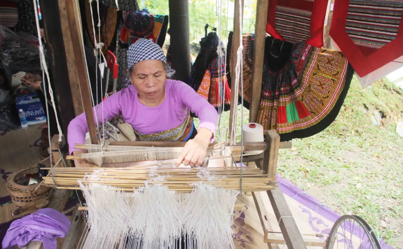 Trải nghiệm làng nghề thủ công đầy thú vị tại khu du lịch Thác Đa.