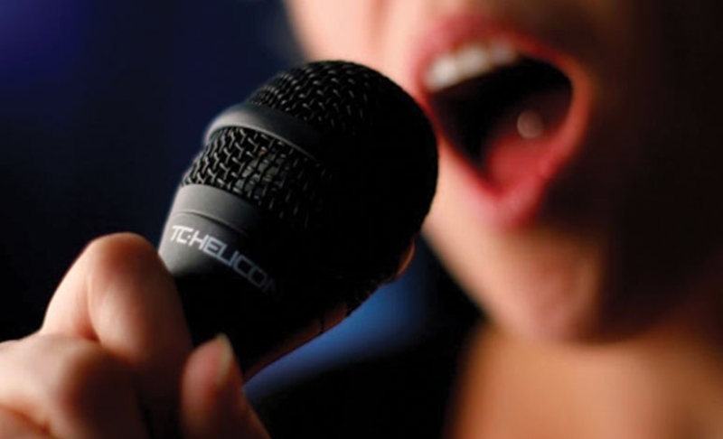 Để giúp cơ thể đào thải nồng độ cồn nhanh, bạn có thể duy trì hoạt động thông khí như nói cười nhiều hoặc hát karaoke. (Ảnh minh hoạ)