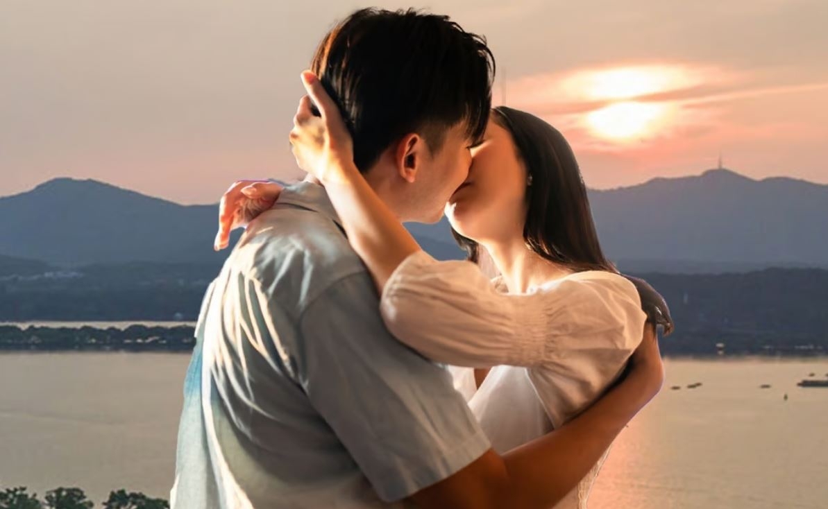 Khi hôn một người say rượu trong thời gian tương đối lâu, bạn có thể bị lây nồng độ cồn từ họ. (Ảnh minh hoạ)