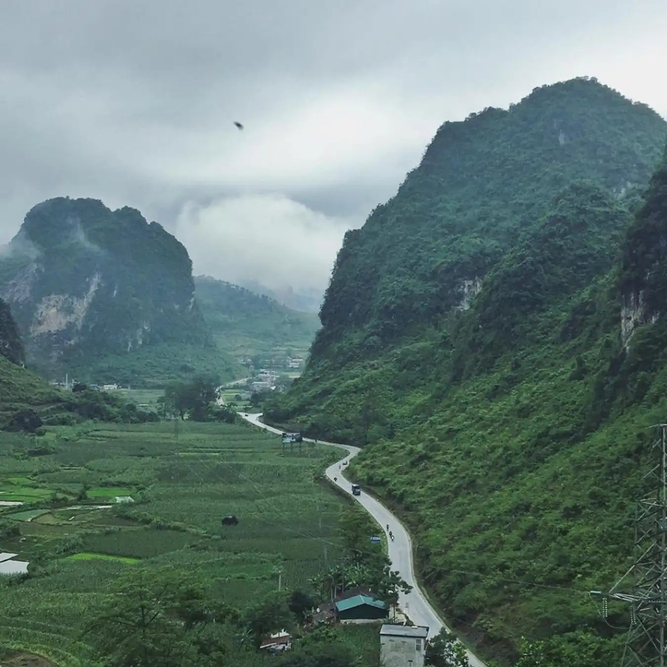 Cung đường đèo Mã Phục uốn lượn quanh chân núi.