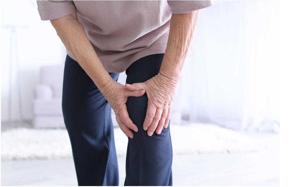 Khớp gối kêu lục cục ảnh hưởng nhiều đến việc đi lại, sinh hoạt hàng ngày.