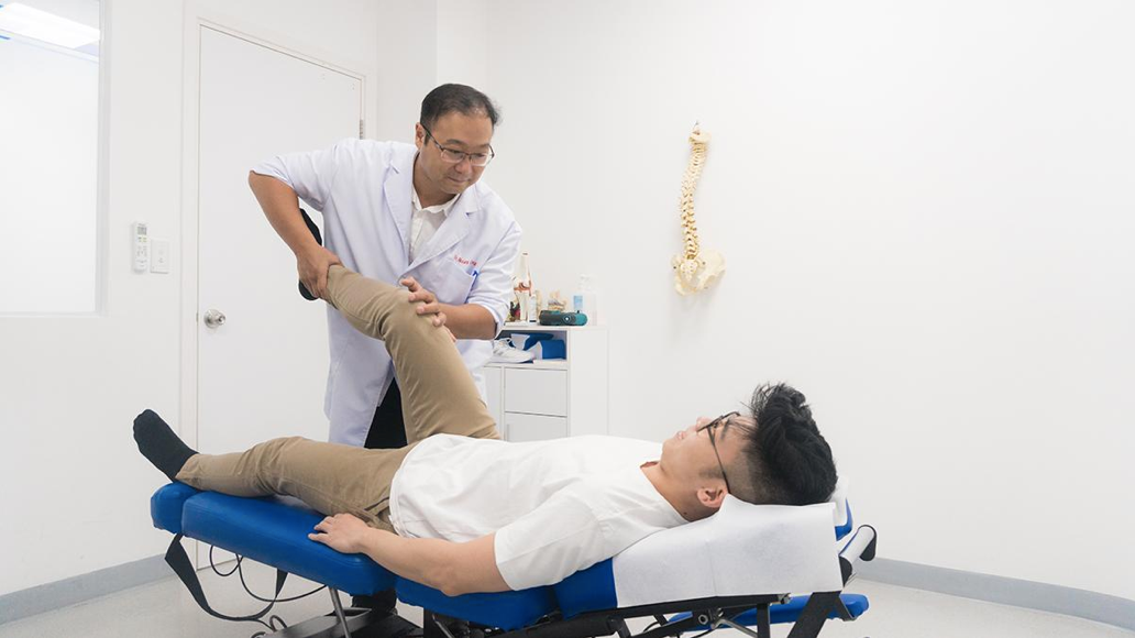 Bác sĩ Hoisang Gong kiểm tra để xác định chính xác nguyên nhân khiến cho khớp gối của người bệnh phát ra âm thanh “lạ”.