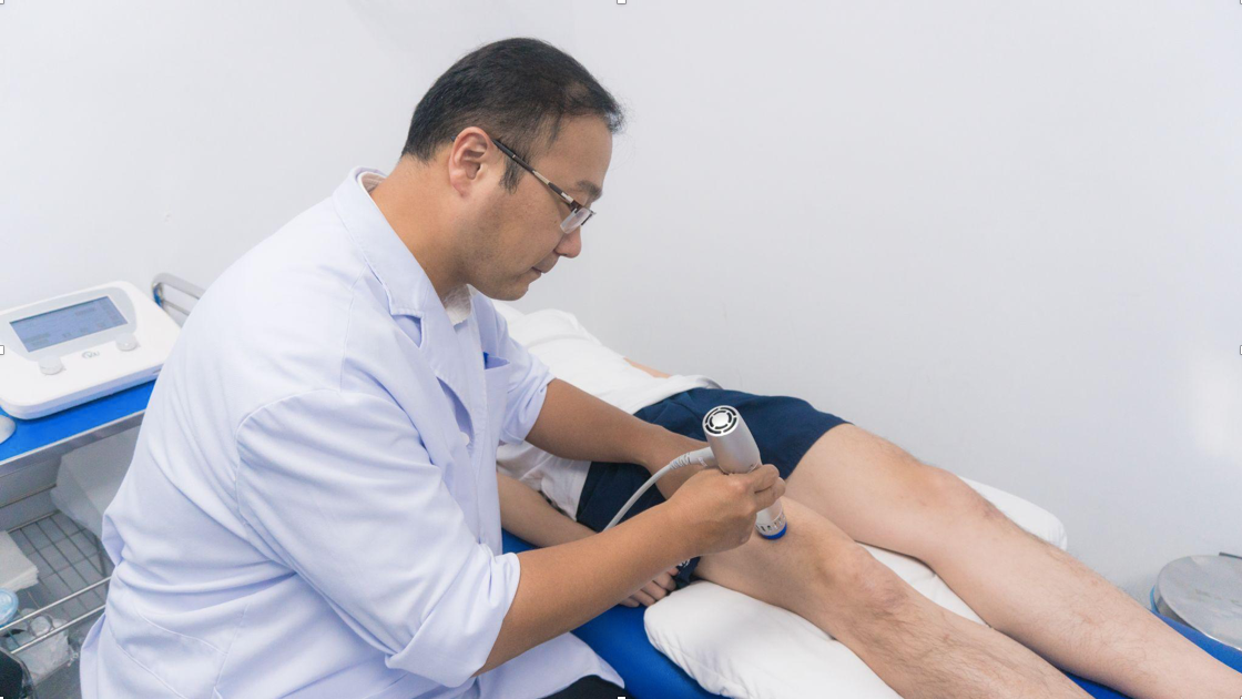 Bệnh nhân đang được vật lý trị liệu xung kích Shockwave.