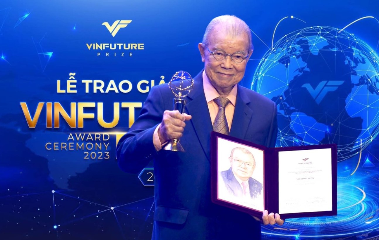 Giáo sư Võ Tòng Xuân nhận giải thưởng VinFuture năm 2023.