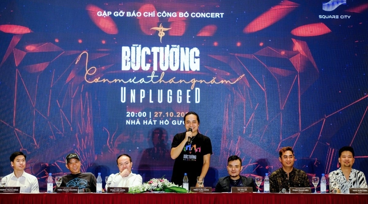 Ban nhạc Bức Tường công bó concert tháng 10 ở nhà hát Hồ Gươm.