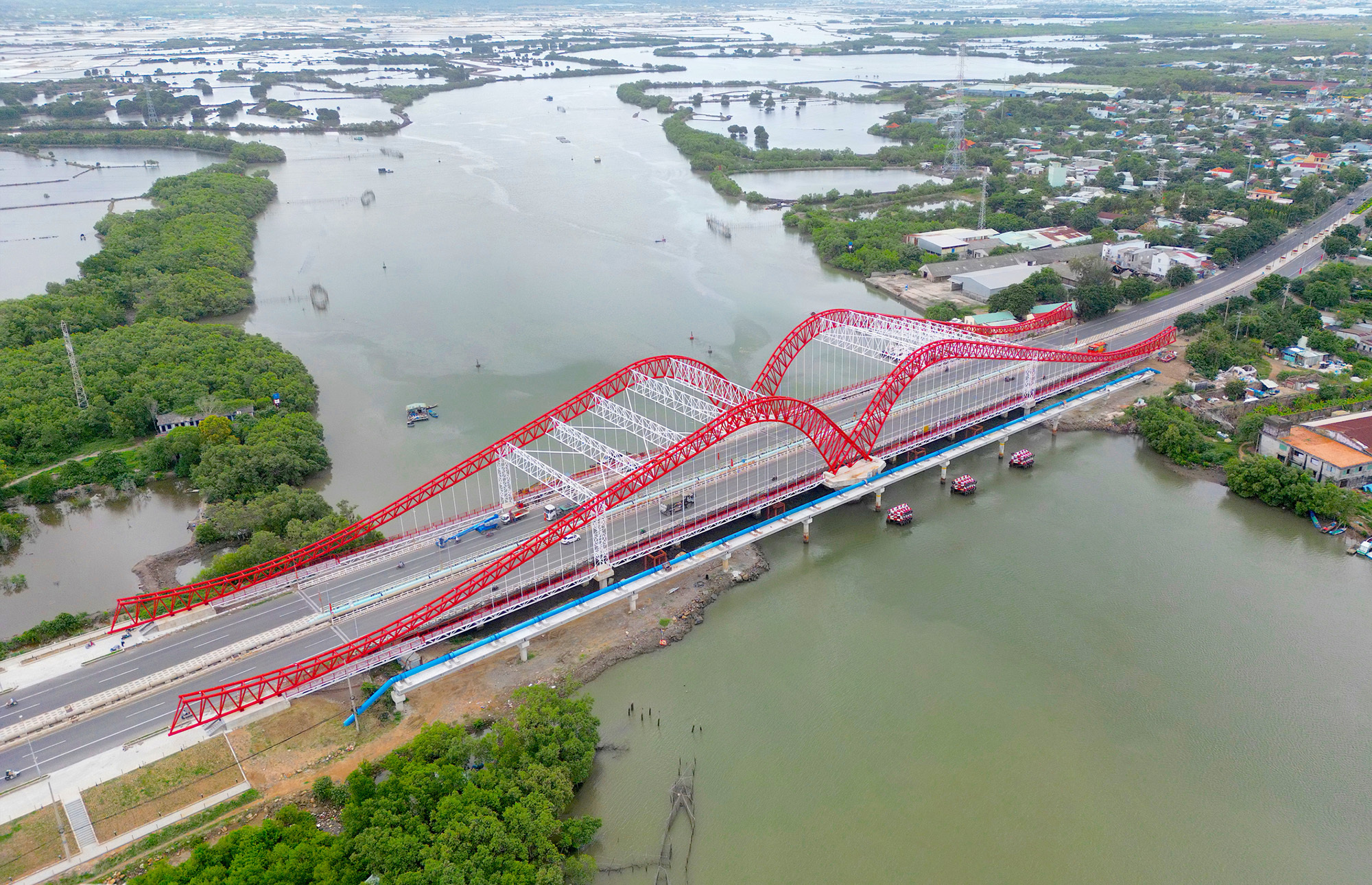 Cầu Cỏ May được chỉnh trang bằng hình cánh chim hải âu cách điệu, tạo điểm nhấn ở cửa ngõ TP Vũng Tàu. (Ảnh: Trường Hà)