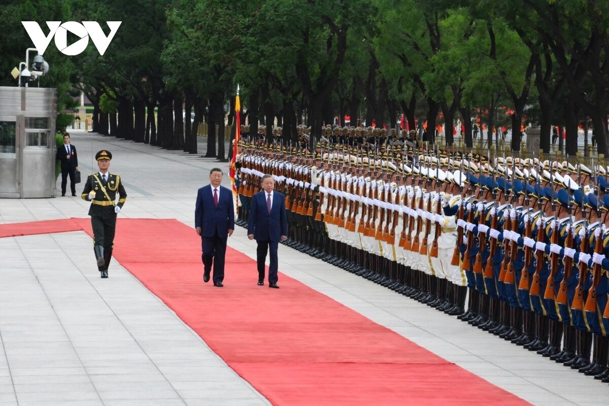 Lễ đón chính thức Tổng Bí thư, Chủ tịch nước Tô Lâm và Phu nhân cùng Đoàn đại biểu cấp cao Việt Nam được tổ chức trọng thể tại Đại lễ đường Nhân dân ở Thủ đô Bắc Kinh theo nghi thức cao nhất dành cho nguyên thủ quốc gia. Tổng Bí thư, Chủ tịch nước Tập Cận Bình chủ trì lễ đón