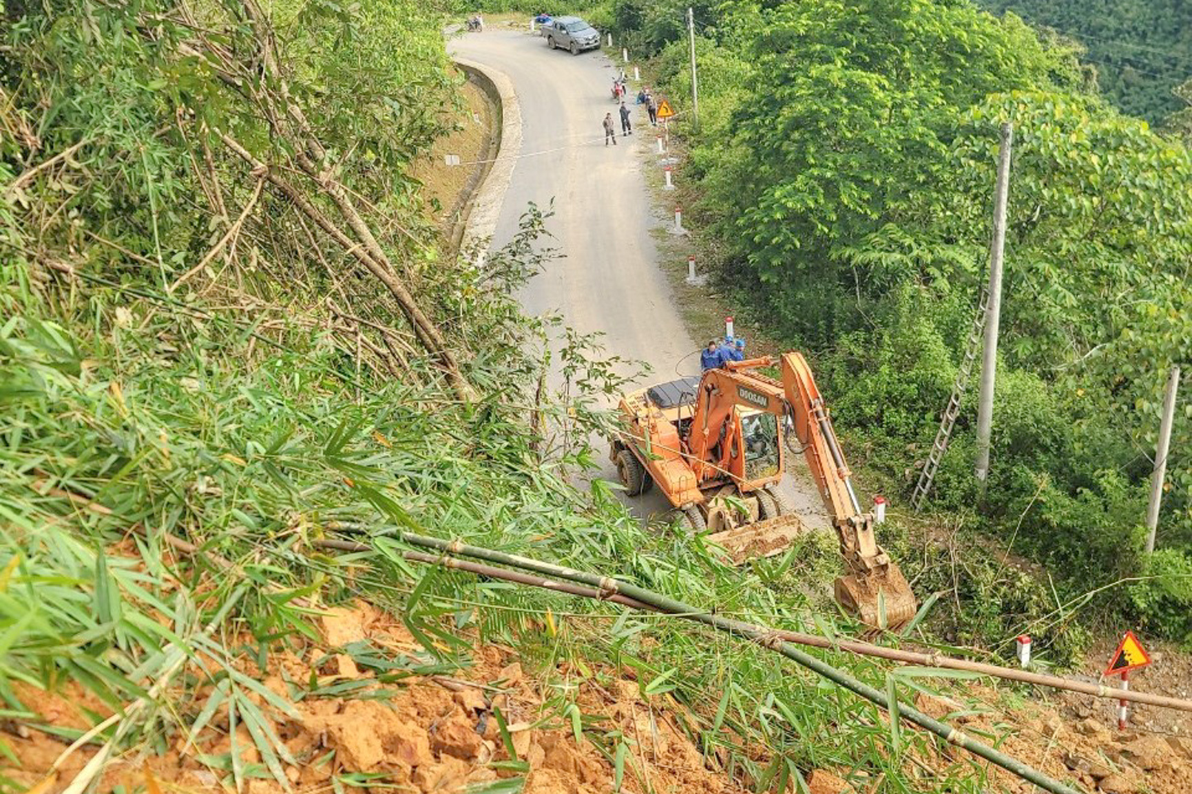 Vụ sạt lở gây đứt sụt khoảng 70 m chiều dài nền đường nhựa.