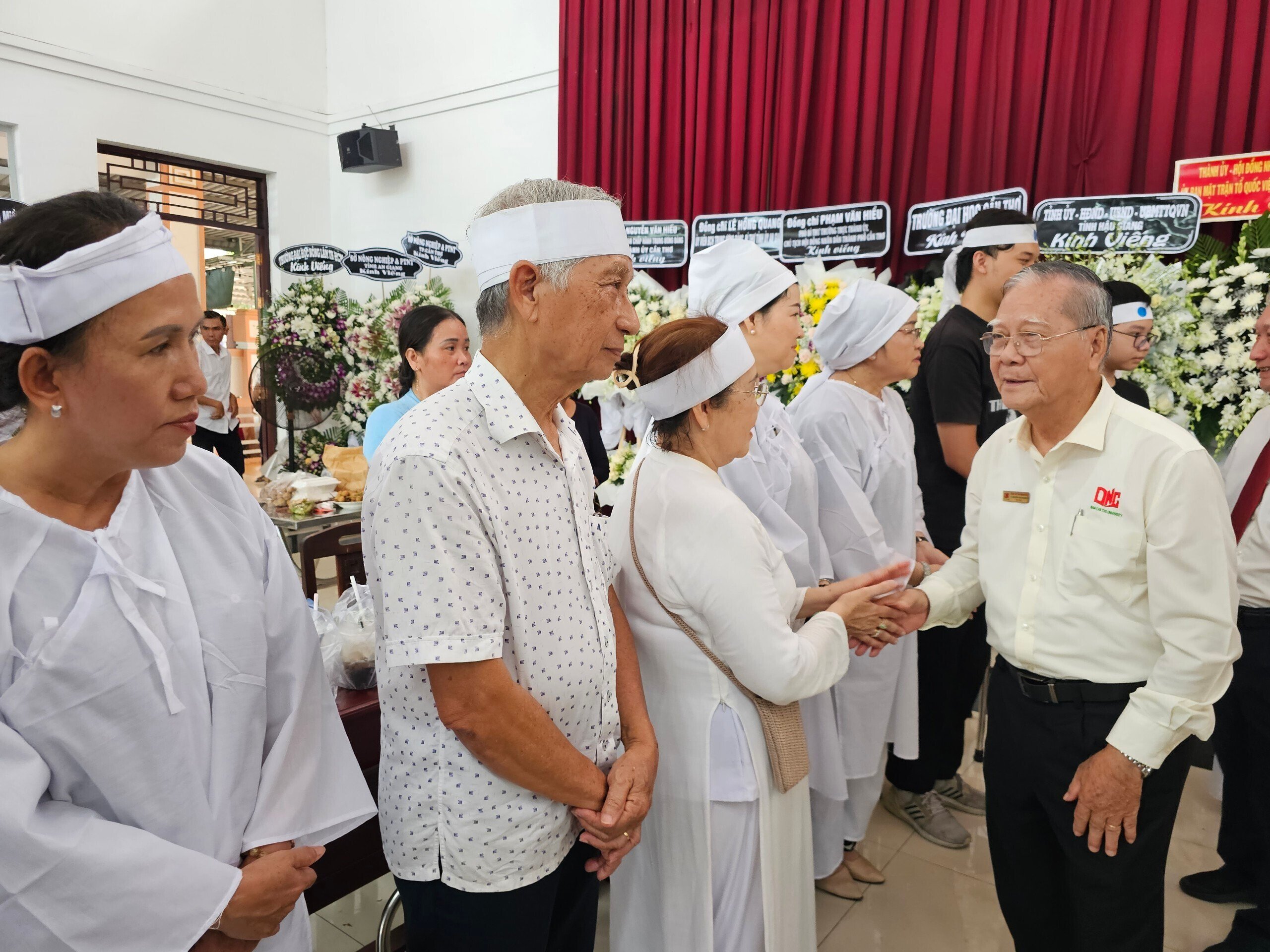 Lãnh đạo các trường đại học trên địa bàn cũng tổ chức đoàn cán bộ, giảng viên đến kính viếng, tiễn đưa nhà giáo gắn bó cả đời với đồng ruộng miền Tây.